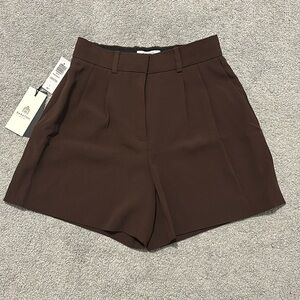 [NWT] Aritzia Babaton - 5” High Waisted Pleated Shorts